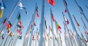 Bandeiras de diversos países sob céu azul, representando a união internacional na COP30 em Belém no Pará.