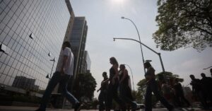 Créditos de carbono em São Paulo impulsionam programas de restauração ecológica e empregos verdes.