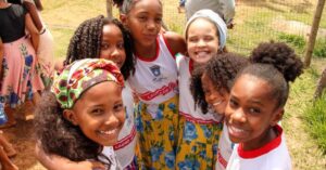 crianças em escola pública vivenciando a educação baseada na natureza