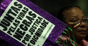 Pessoas diversas participam de evento sobre igualdade racial no Brasil.