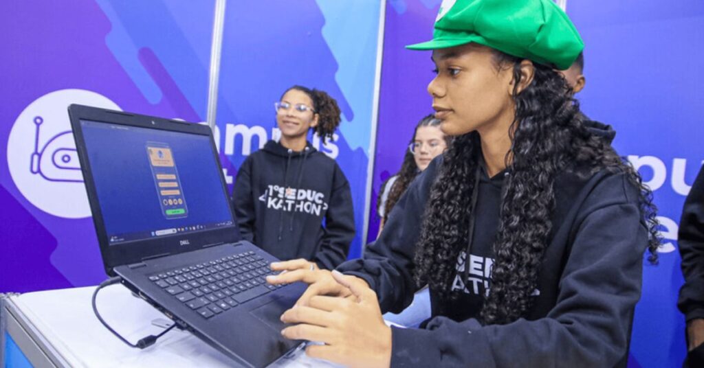 estudante participa de atividade sobre inteligência artificial na educação pública do Piauí