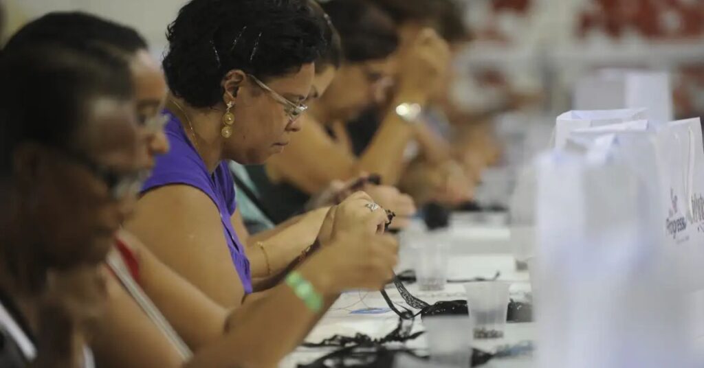 Mulheres em curso de capacitação apoiado por empresas de investimento social corporativo.