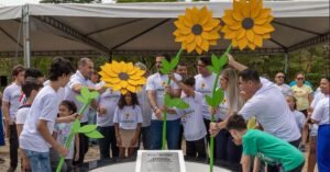 crianças e autoridades lançam o projeto do jardim sensorial em Jundiaí