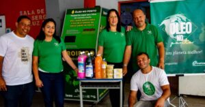 Integrantes do projeto Óleo no Ponto posam com produtos ecológicos feitos a partir da reciclagem de óleo de cozinha.