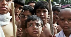 crianças caracterizadas como Gandhi em referência cultural - série sobre Gandhi