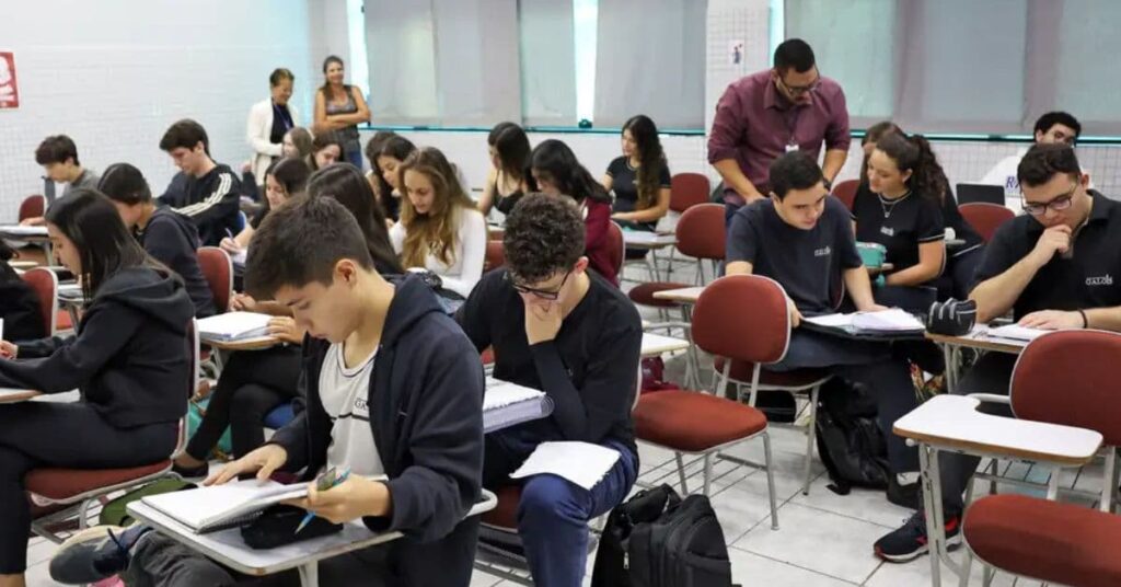 alunos de São Paulo estudando em sala de aula para o Enem 2025