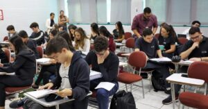 alunos de São Paulo estudando em sala de aula para o Enem 2025