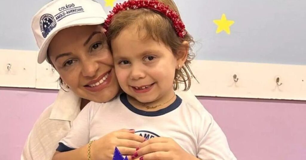Mãe abraça filha sorridente após transplante duplo infantil no Brasil