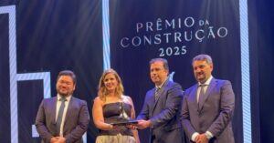Representantes da Cimento Apodi entregam o Prêmio de Responsabilidade Social durante o Prêmio da Construção 2025.