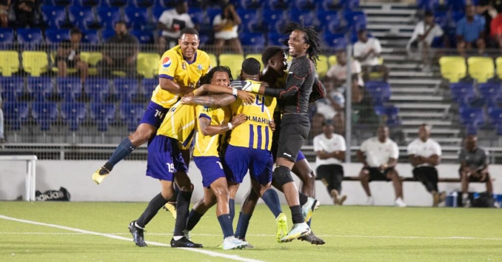 Jogadores de Curaçao comemoram em campo após resultado que garante a classificação Curaçao.