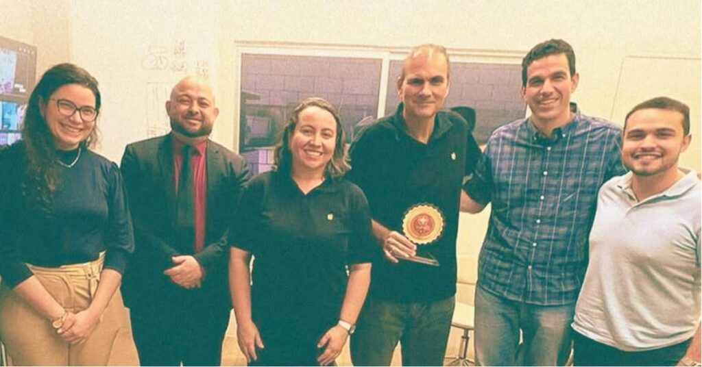 Alexandre Sales, presidente do Grupo Damezza Alimentos, com representantes do Selo Lumen de Responsabilidade Social