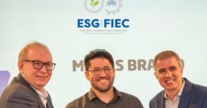 Representantes da M. Dias Branco recebem o Selo ESG-FIEC Triplo A durante cerimônia no Ceará