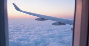 vista aérea de nuvens ao pôr do sol simbolizando passagens aéreas no Google com IA