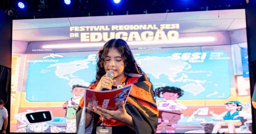 Estudante apresenta leitura durante o Festival Regional do SESI Ceará no palco principal