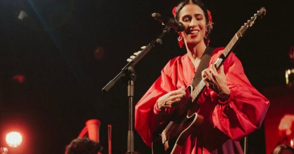Marisa Monte em apresentação da turnê Phonica, com orquestra sinfônica, em 2025