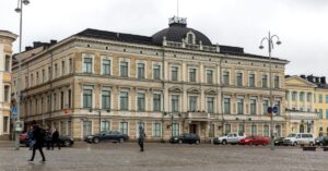 Helsinque zera mortes no trânsito em cenário urbano com pedestres caminhando diante de edifícios históricos.