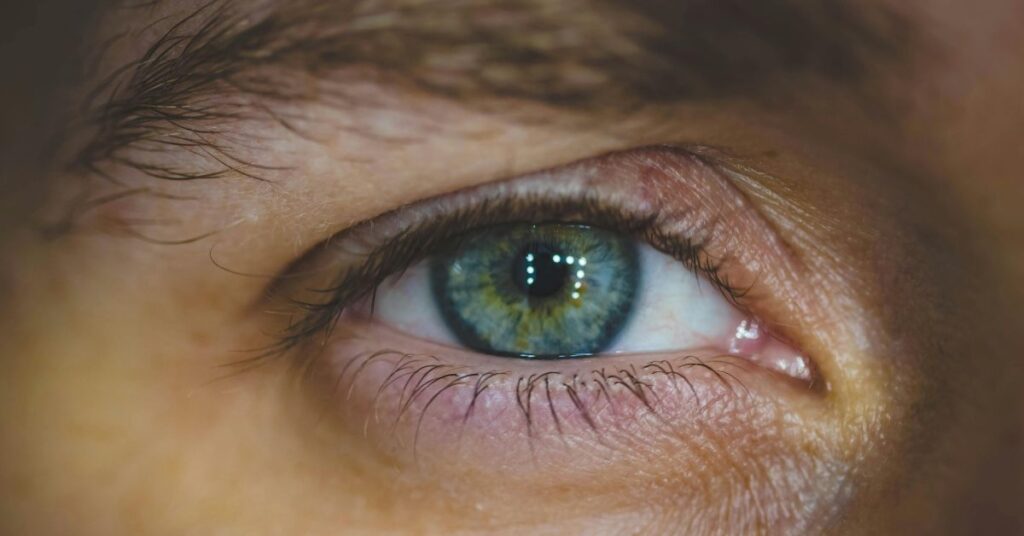 Olho humano em close, ilustrando o foco das pesquisas sobre o implante que devolve leitura.