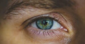Olho humano em close, ilustrando o foco das pesquisas sobre o implante que devolve leitura.