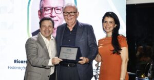 Presidente da FIEC, Ricardo Cavalcante, recebe placa durante cerimônia de homenagem pelos 20 anos da Junior Achievement Ceará.