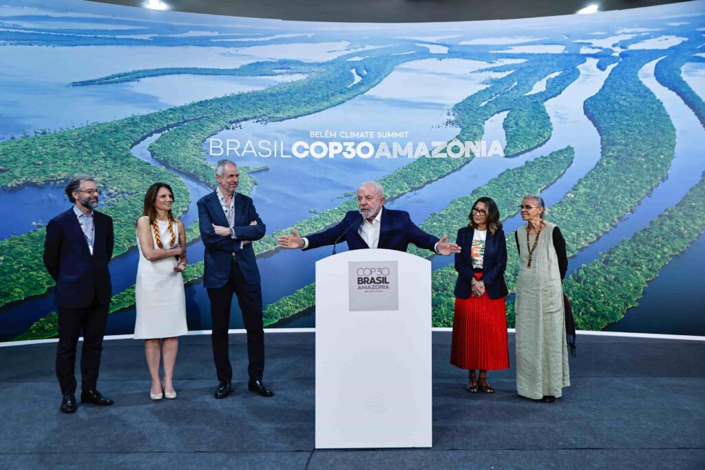 Lula anuncia iniciativas ambientais na COP30 Amazônia ao lado de autoridades, com foco no aporte financeiro Alemanha para ações climáticas.