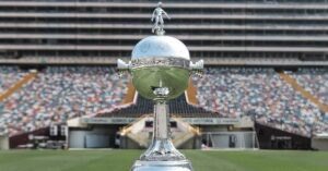 Troféu da Copa Libertadores no Estádio Monumental antes da Final Libertadores 2025.