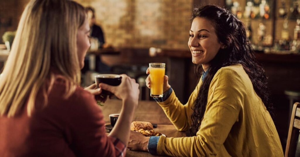 duas mulheres conversam em bar de São Paulo após crise do metanol - mudança de consumo pela crise do metanol