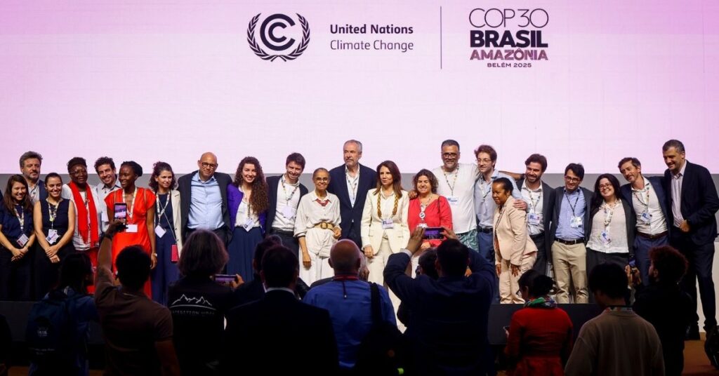 Lideranças e delegações celebram aprovação do Pacote de Belém COP30 durante a conferência climática no Brasil.