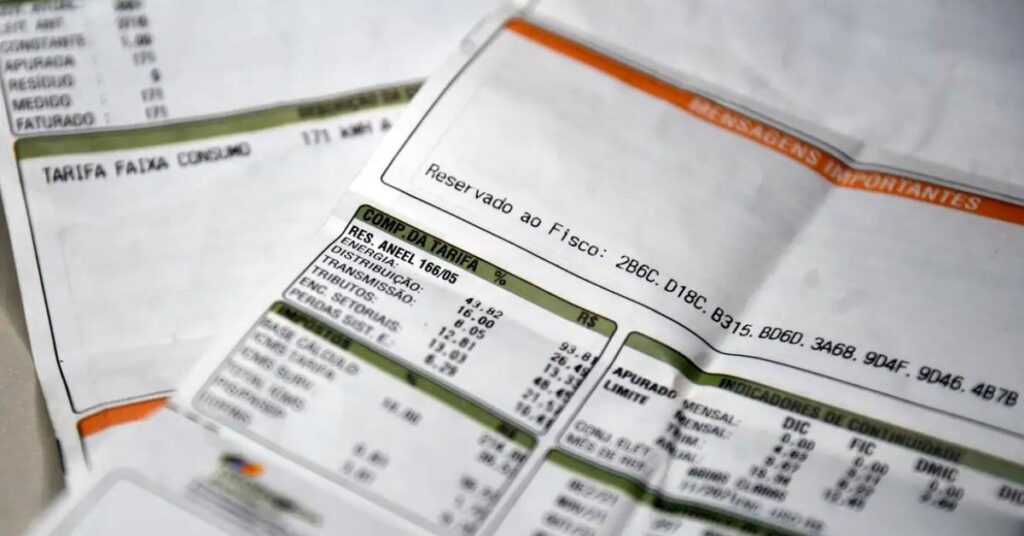 Conta de luz com detalhamento tarifário, ilustrando o impacto da Aneel bandeira amarela em dezembro.