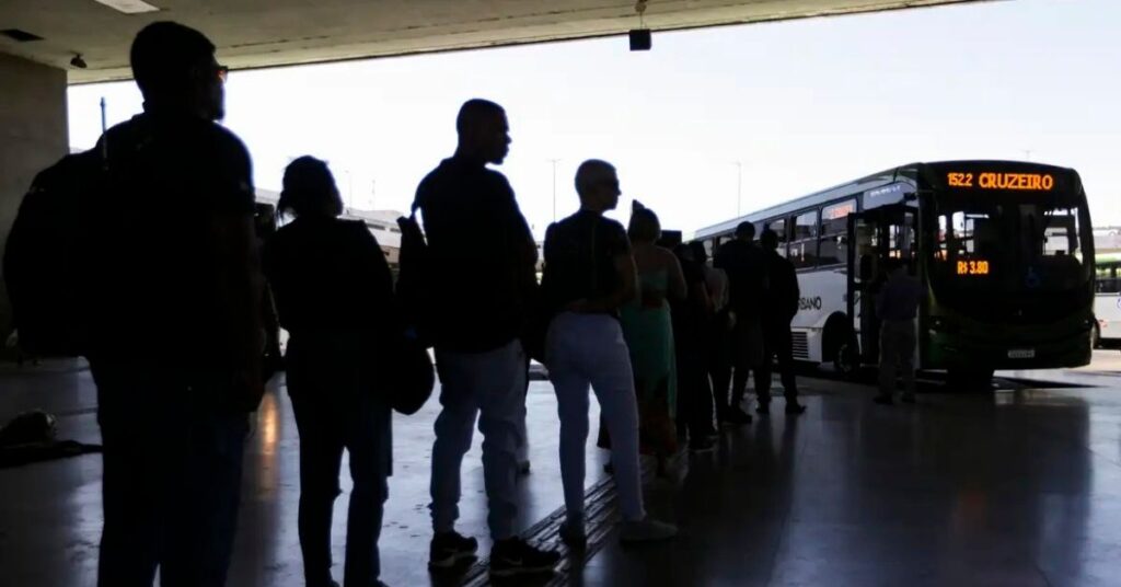 Fila de passageiros em terminal de ônibus, símbolo do debate sobre tarifa zero Brasil