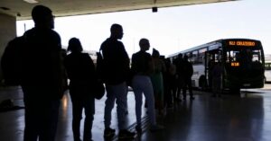 Fila de passageiros em terminal de ônibus, símbolo do debate sobre tarifa zero Brasil