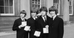 série Anthology dos Beatles em registro histórico do grupo posando com honrarias