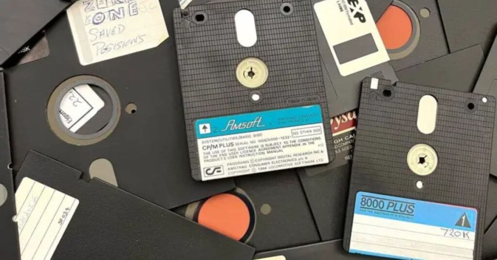 arquivos de Stephen Hawking armazenados em disquetes de diferentes formatos na Biblioteca da Universidade de Cambridge