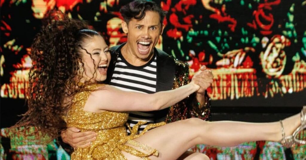 Silvero Pereira e Thais Sousa celebram vitória na Dança dos Famosos 2025 durante apresentação de samba