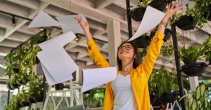 Trabalhadora celebra início das férias no fim de ano em ambiente de escritório