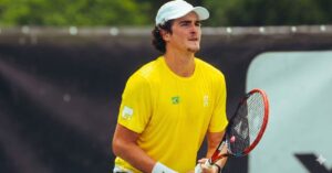 João Fonseca no tênis em treino com camisa amarela durante preparação