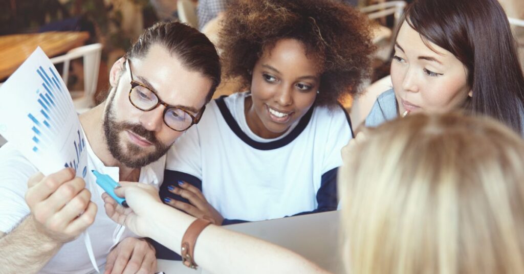 niilismo financeiro na geração z em grupo de jovens analisando dados financeiros Title (atributo título): Niilismo financeiro na geração Z e novas formas de lidar com dinheiro