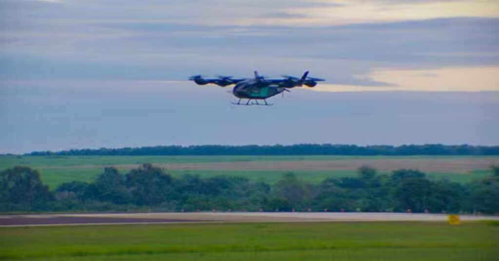 Carro voador no Brasil durante voo inaugural do protótipo da Eve Air Mobility em Gavião Peixoto