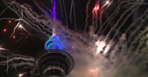 Chegada de 2026 é celebrada com fogos no Pacífico