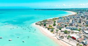 cidade nordestina para Réveillon tranquilo com vista aérea da orla de João Pessoa