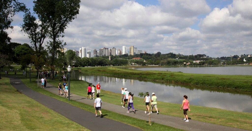 Parque Barigui em cidade presente no ranking das cidades mais seguras do Brasil em 2025