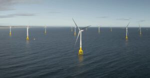 Turbinas de energia eólica offshore instaladas no mar em operação no Brasil.