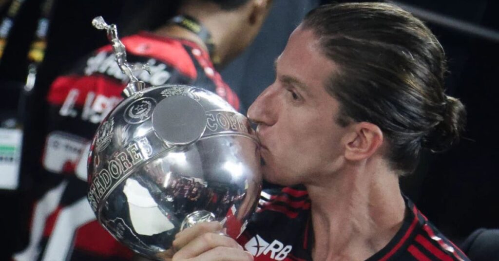 Filipe Luís beija o troféu da Libertadores após título pelo Flamengo