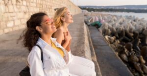 Filosofia futtitinni inspira leveza emocional em momento de tranquilidade à beira-mar