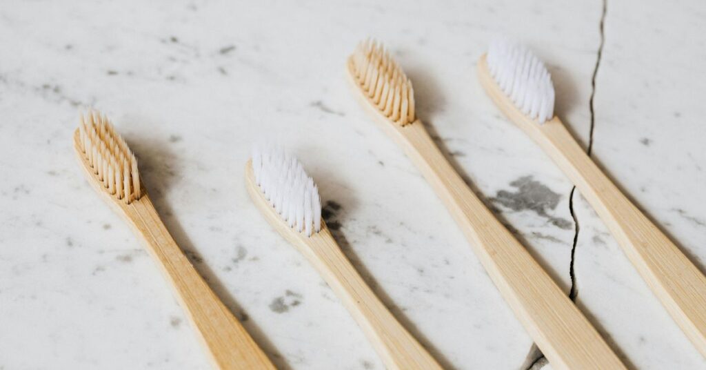 Escovas de dente de bambu feitas com material biodegradável sobre superfície clara