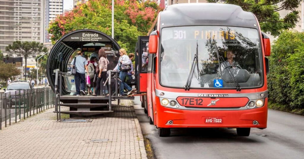 Modelo urbano de Curitiba com ônibus