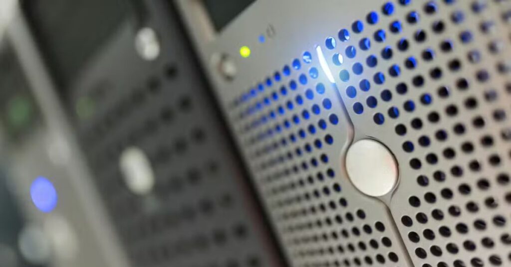 Conexão privada da nuvem Amazon Google representada por servidores alinhados em data center iluminado.