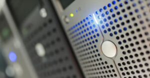 Conexão privada da nuvem Amazon Google representada por servidores alinhados em data center iluminado.