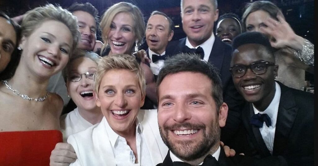 Selfie coletiva durante cerimônia do Oscar que simboliza a popularização da premiação