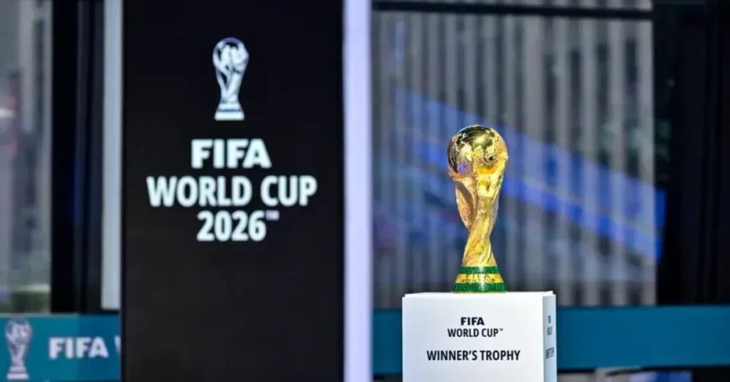 Premiação da Copa 2026 com o troféu da Fifa em destaque