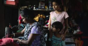 Trabalho doméstico na Índia sustenta famílias por meio da costura